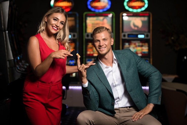 Layar pengambilan keputusan di Three Card Poker dengan opsi fold atau play